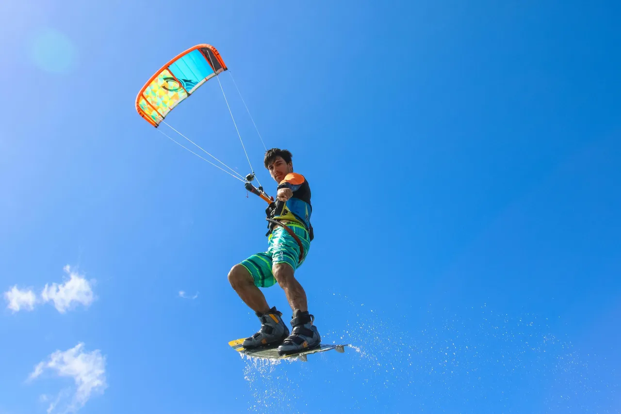 Kitesurferzy na P&oacute;łwyspie Helskim
