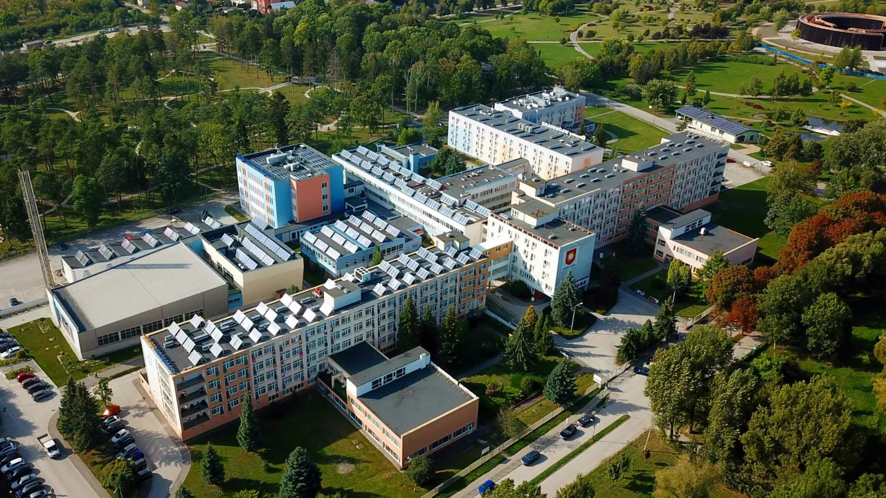 Sanatorium Wł&oacute;kniarz Busko-Zdr&oacute;j widok z zewnątrz