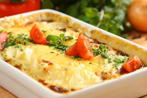 Zapiekanka ziemniaczana z warzywami i ziołami