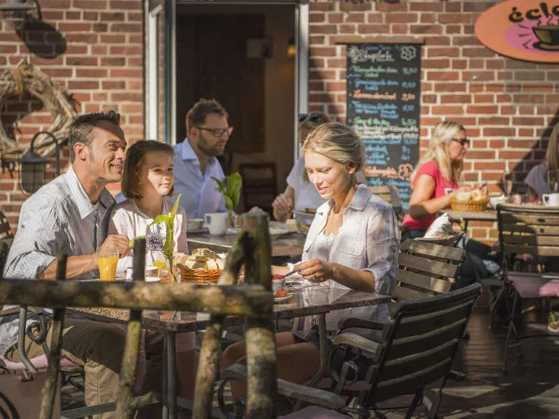 Gem&uuml;tliches Caf&eacute; mit Friesentorte in Sankt Peter-Ording