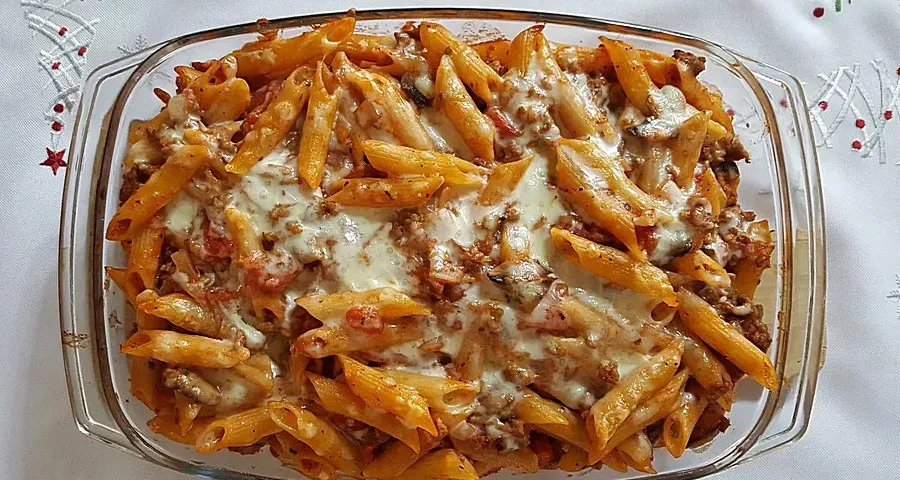 zapiekanka makaronowa z mięsem mielonym w sosie pomidorowym