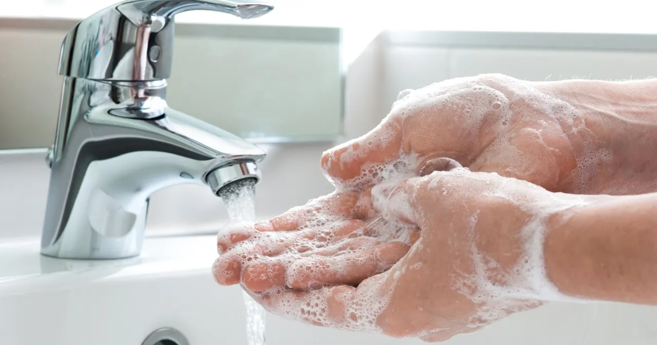 mycie rąk woda mydło