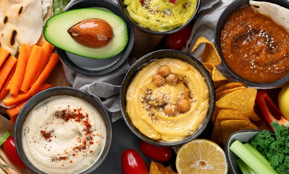Zdrowe dipy do frytek, dip awokado, sos z pieczonej papryki, hummus