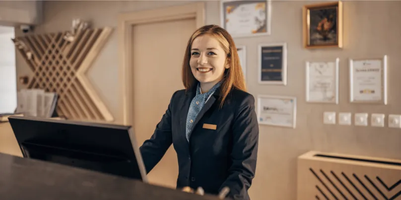 Zdjęcie Ile godzin pracuje recepcjonistka w hotelu? Zaskakujące fakty o zmianach
