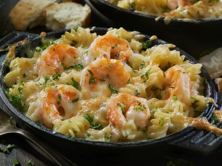 Shrimps mit Nudeln und Knoblauch in einer Pfanne