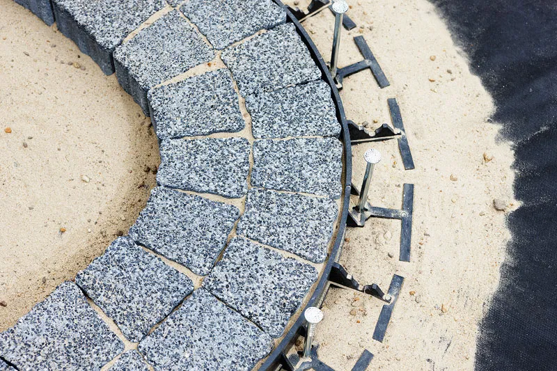 montaż obrzeża z kostki brukowej krok po kroku