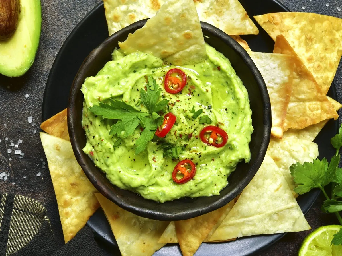Pyszne guacamole z chili i kolendrą, idealne do nachos. Zastanawiasz się, co zrobić z guacamole? Podaj je z chrupiącymi chipsami!