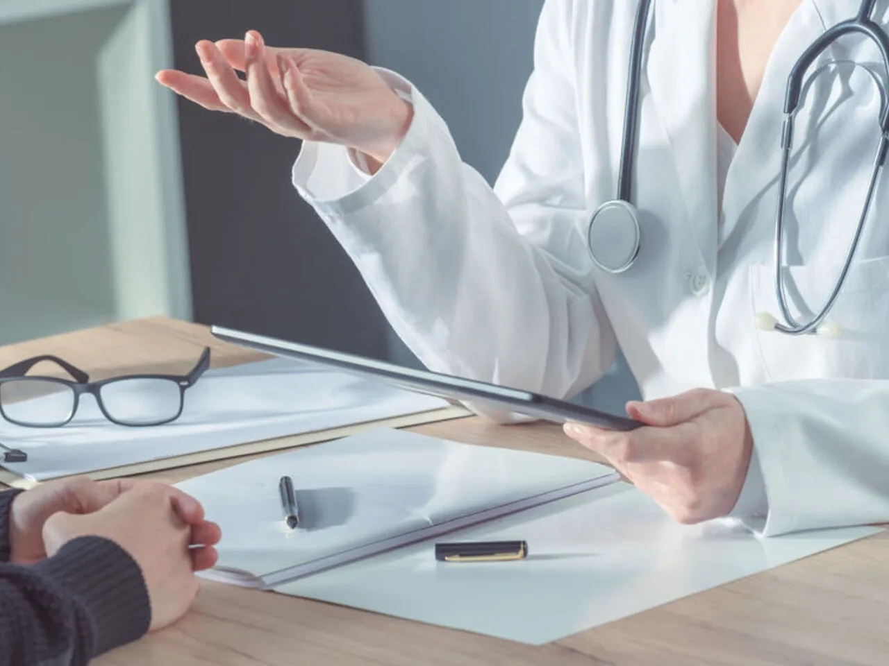 Lekarz wypełniający dokumentację medyczną