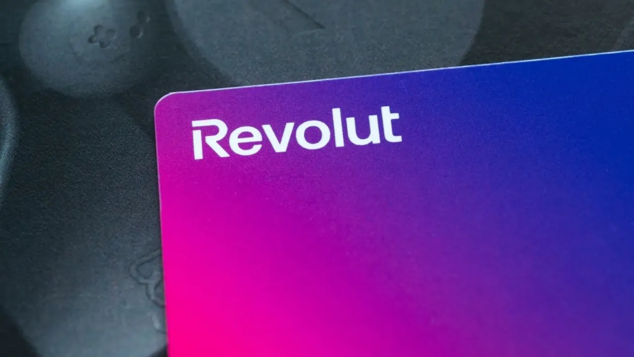 Karta Revolut z gradientem fioletowo-różowym. To banki, które nie współpracują z komornikiem, oferując alternatywę dla tradycyjnych instytucji.