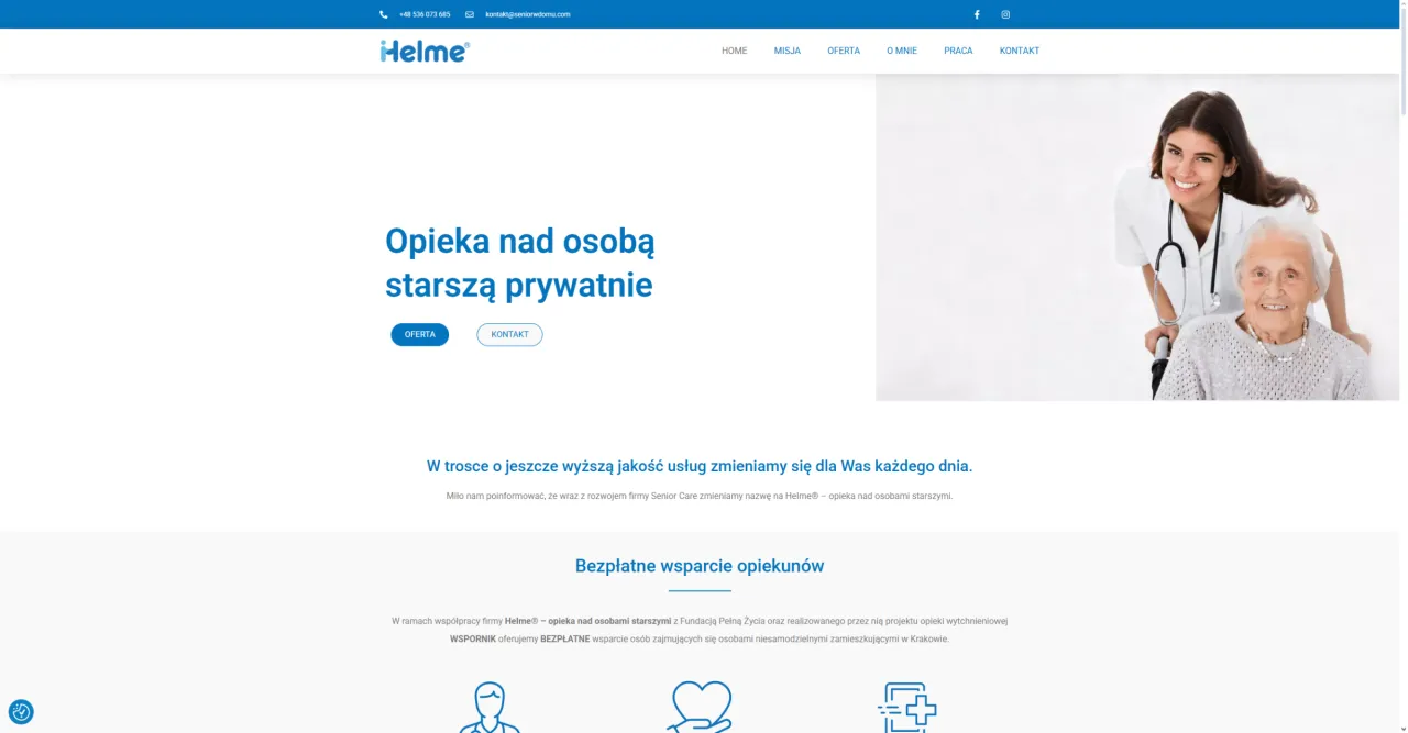 Uśmiechnięta opiekunka pomaga starszej pani na wózku. Dowiedz się, ile kosztuje opiekunka do starszej osoby.