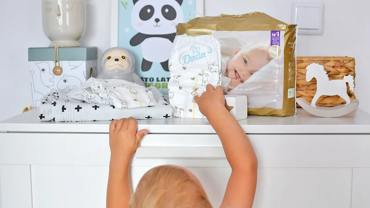 noworodek pieluchy stos