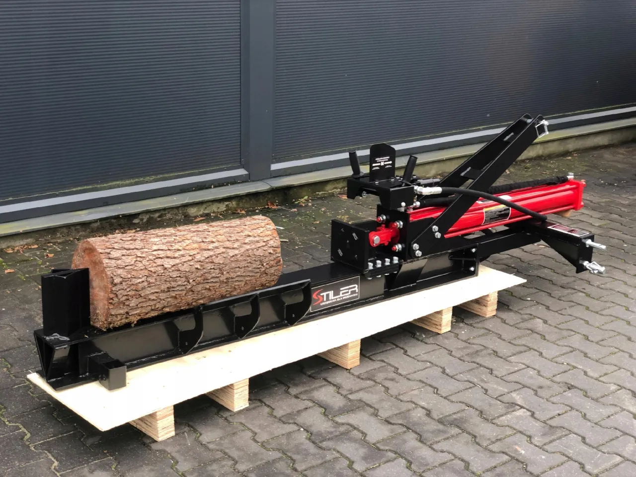 Solidna łuparka do drewna do ciągnika z drewnem gotowa do pracy.