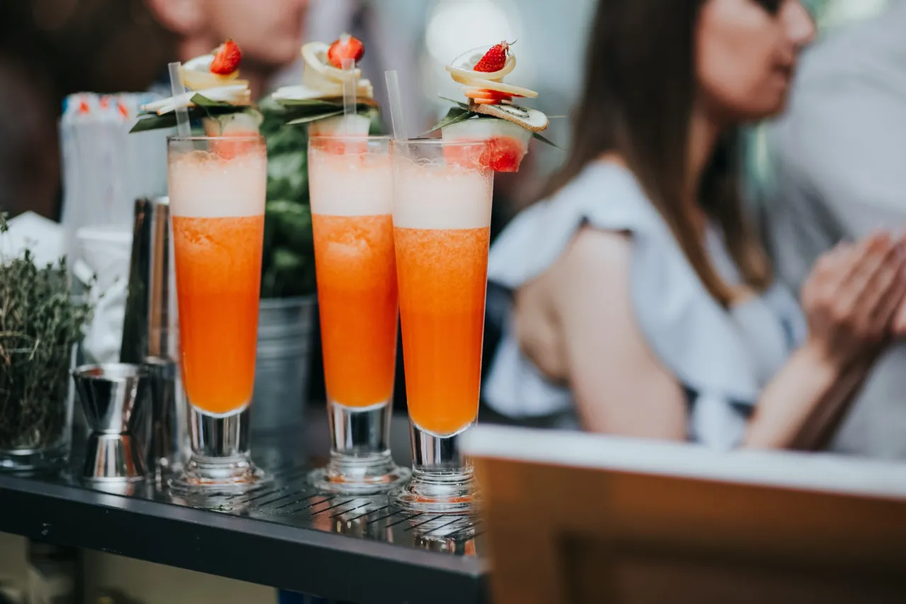 Drinki z w&oacute;dką mango i sokami