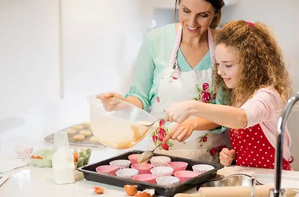 dziecko pomaga w kuchni