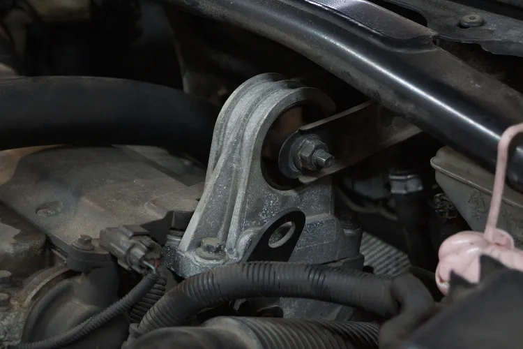 wymiana poduszki silnika w warsztacie