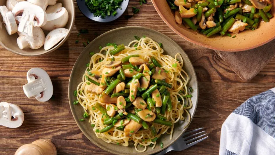 mantecatura makaronu z sosem na patelni