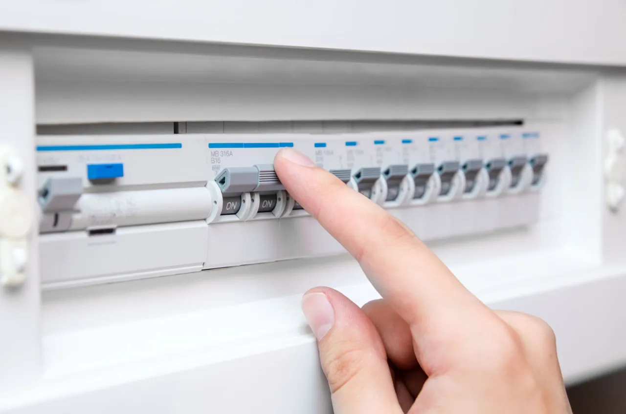 Zdjęcie Do czego służy bezpiecznik i jak chroni Twoje urządzenia elektryczne