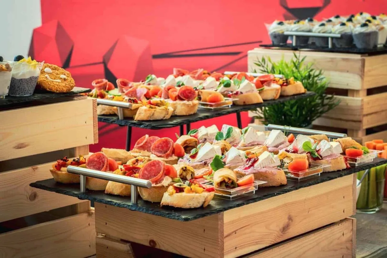 różne rodzaje cateringu, catering eventowy i pudełkowy