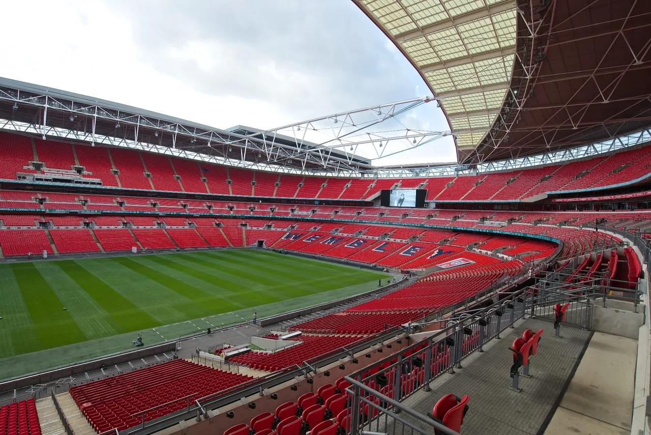 Puste trybuny stadionu Wembley czekają na kibic&oacute;w, kiedy euro piłka nożna.