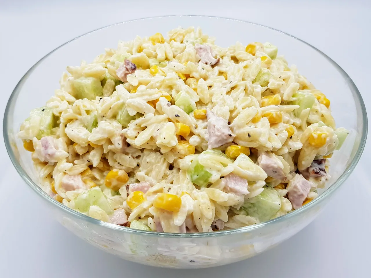 Sałatka z makaronem orzo