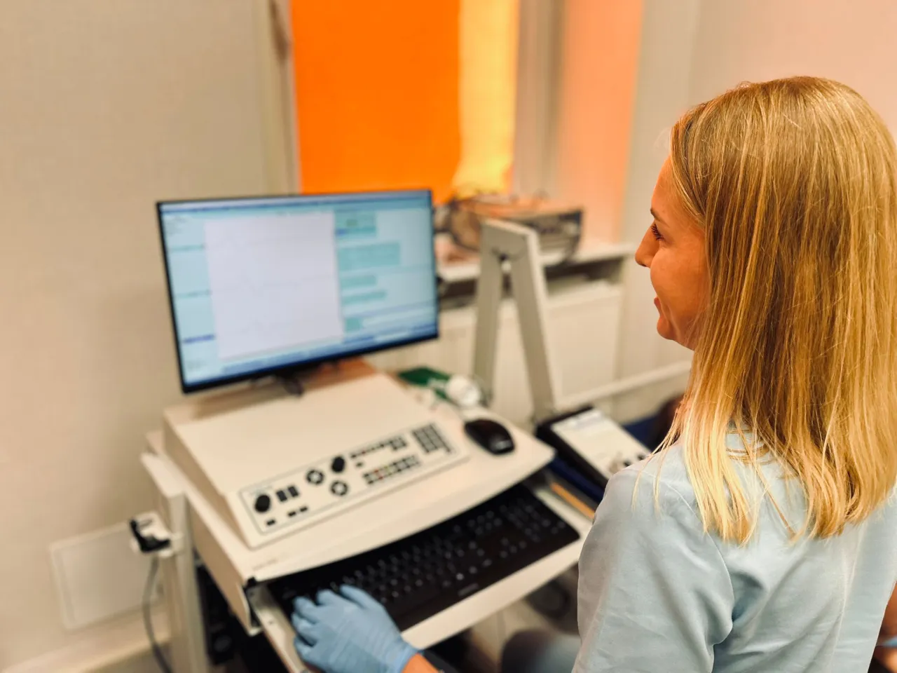 lekarz neurolog wyjaśnia badanie emg pacjentowi