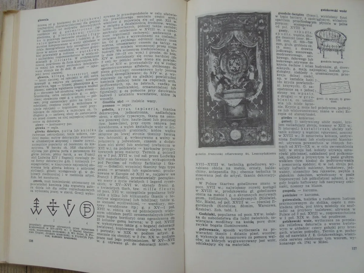 otwarty słownik terminologiczny sztuk pięknych na biurku