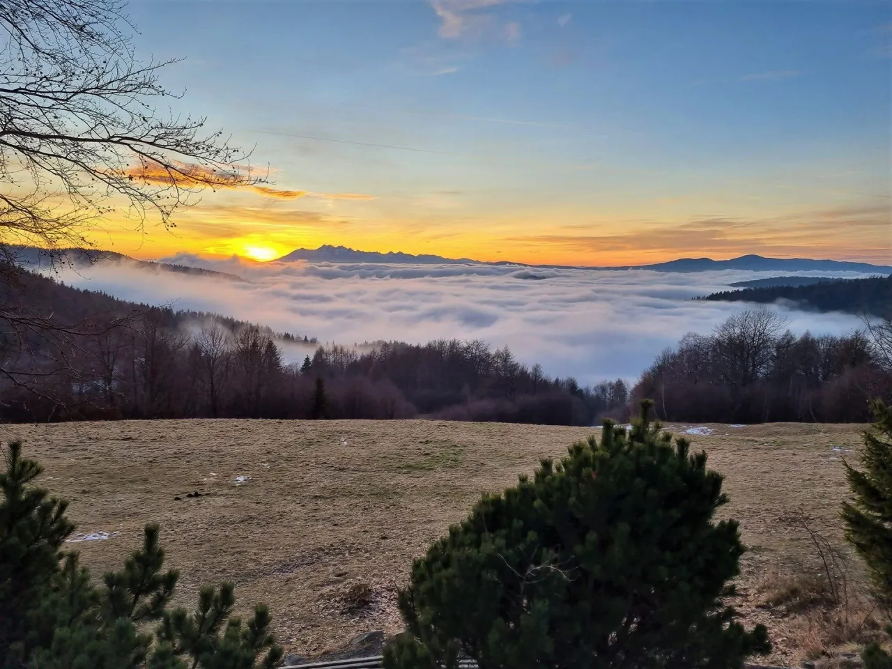 Bac&oacute;wka w g&oacute;rach z widokiem na Tatry jesienią
