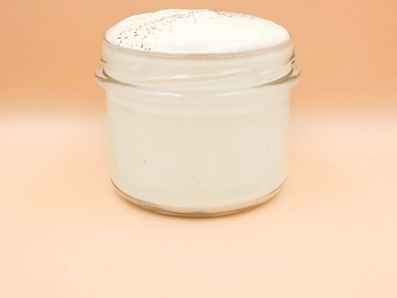 Domowy majonez dietetyczny w słoiku, idealny do lekkich sałatek. Prosty przepis na zdrowe smarowidło.