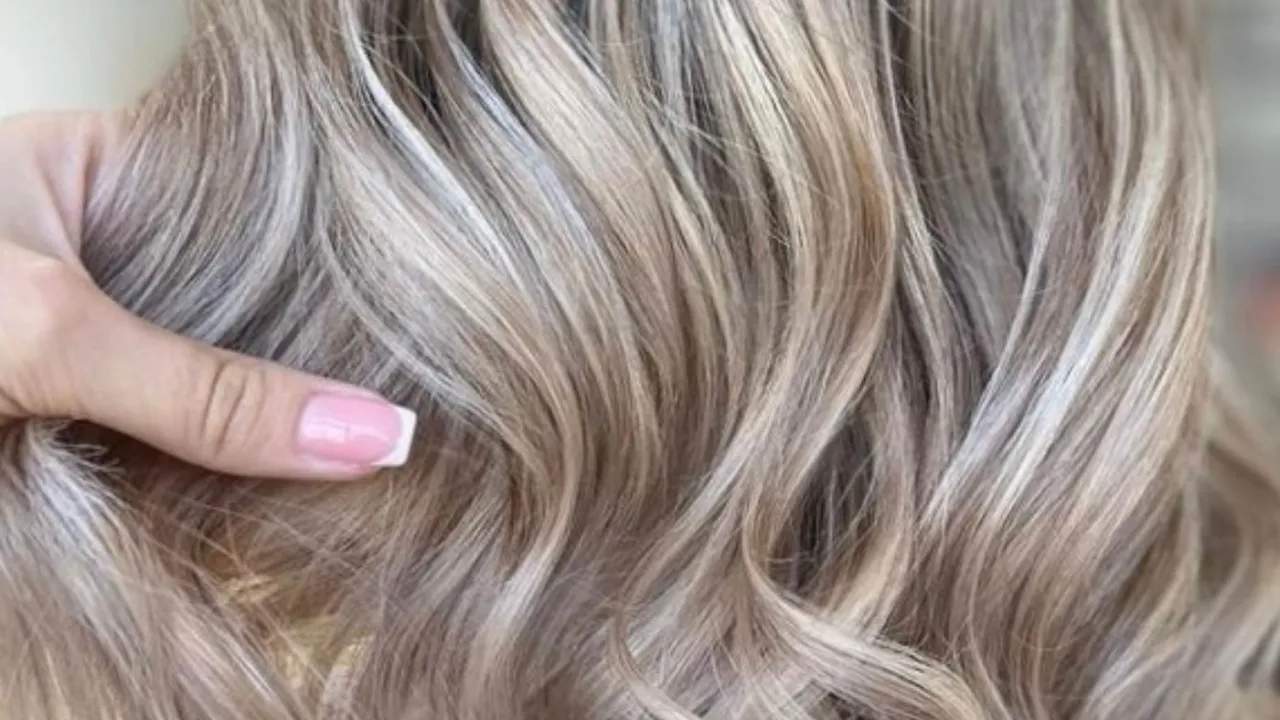 Przykłady fryzur z refleksami i balejażem na siwych włosach