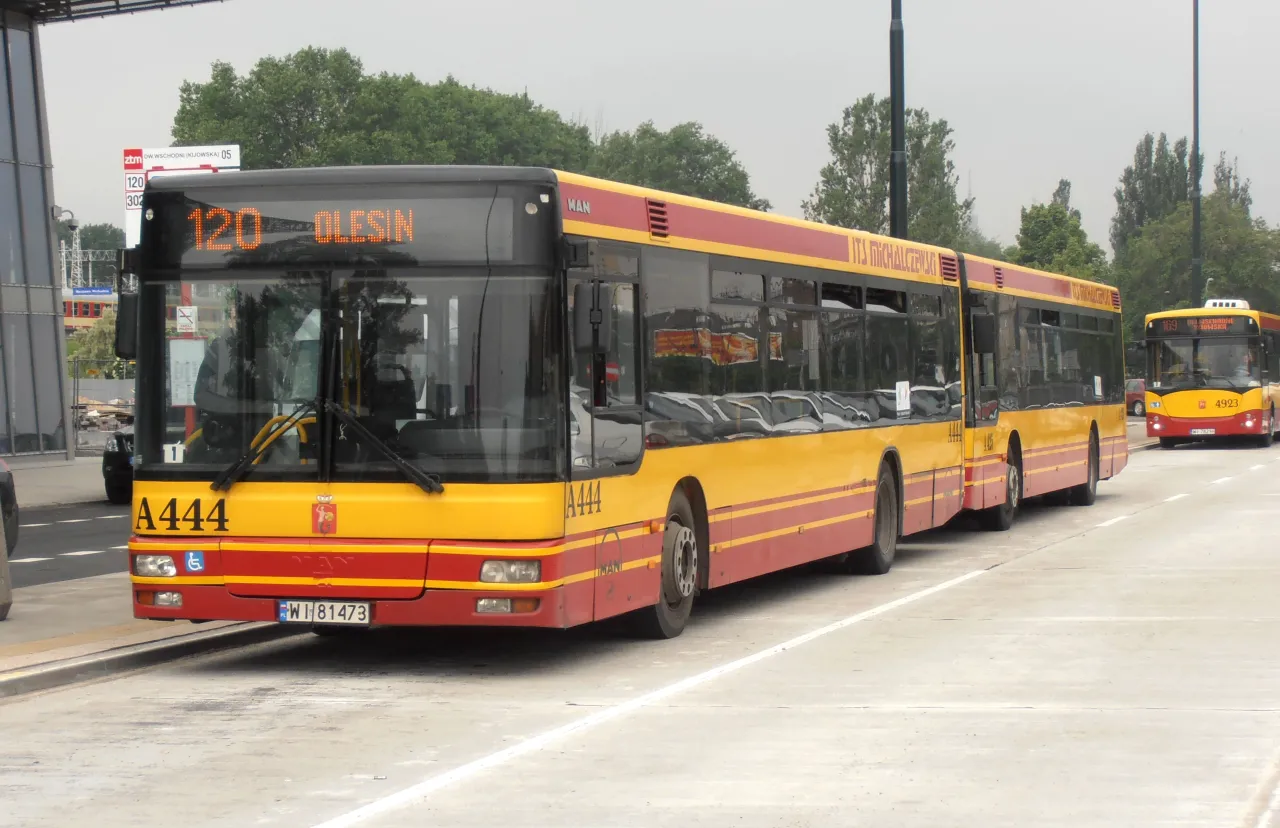 Autobus linii 120 ZTM Warszawa na trasie