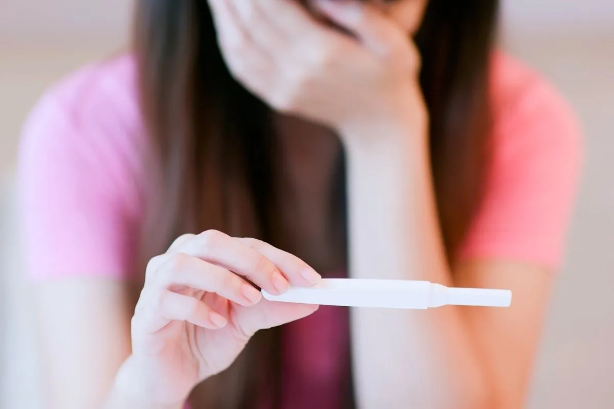 Test ciążowy na tle kalendarza