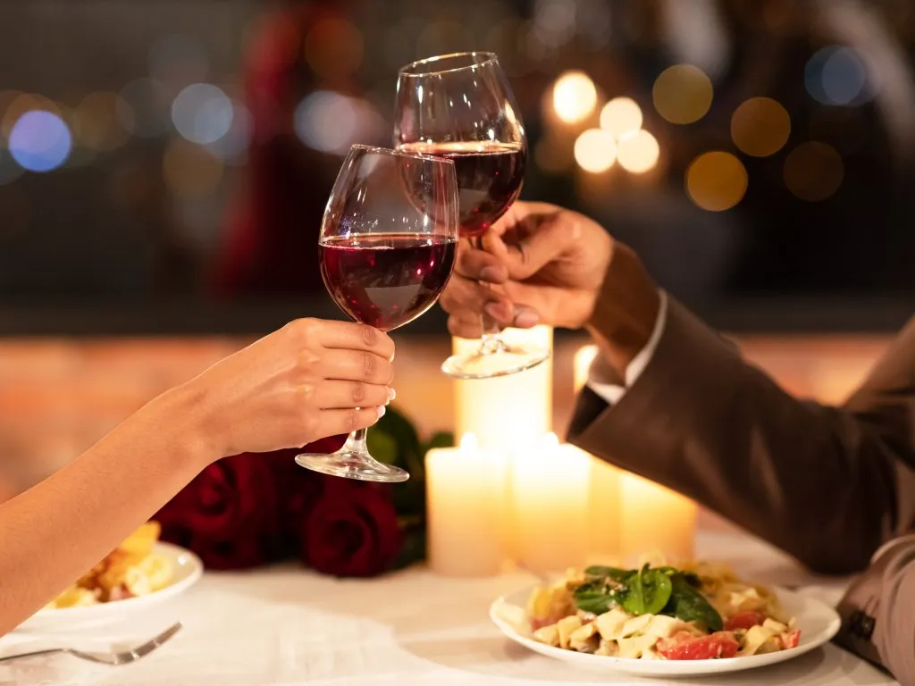 romantyczna kolacja w restauracji para przy stoliku