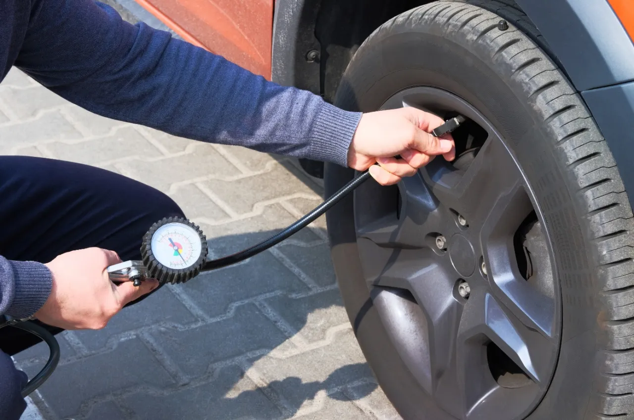 samochód opony ciśnienie bezpieczeństwo