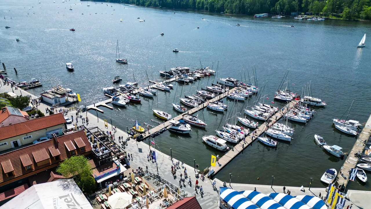 Mikołajki Wioska Żeglarska promenada