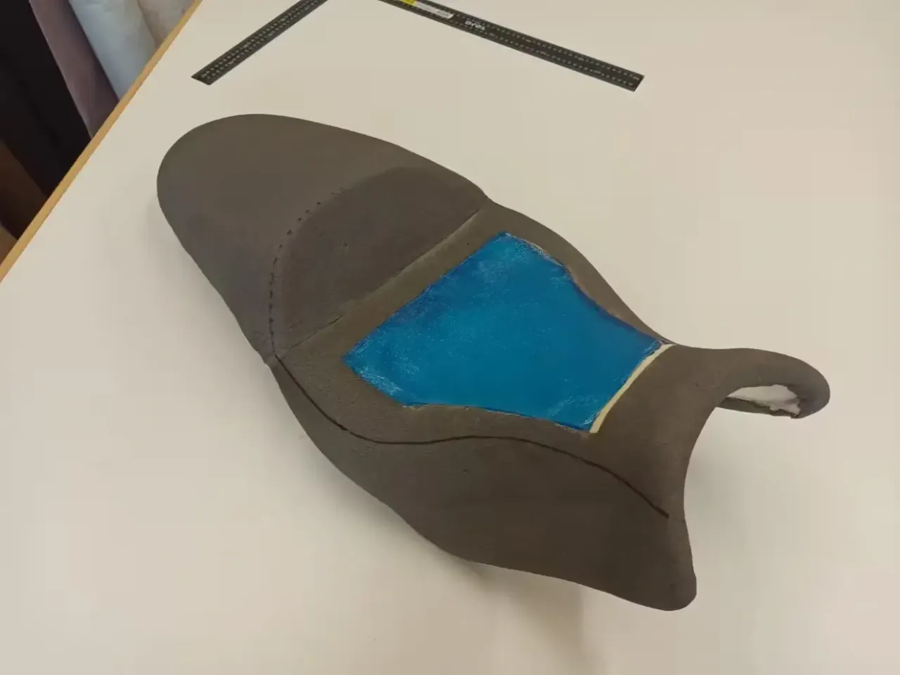 Personalizacja kanapy motocyklowej wkładki żelowe hafty