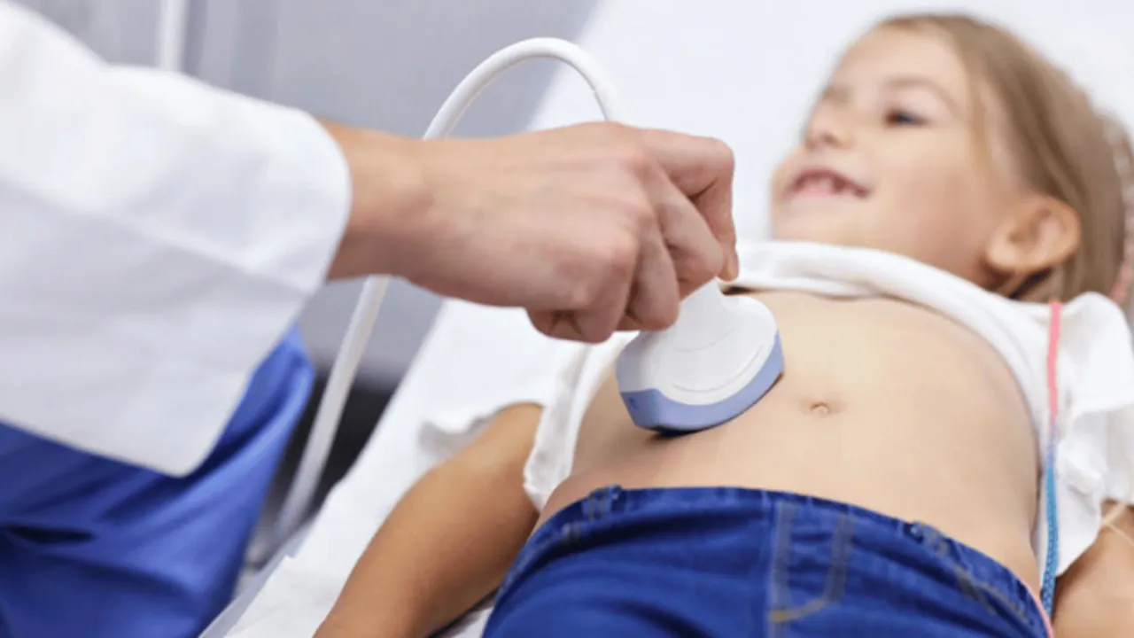 dziecko u pediatry badanie wagi