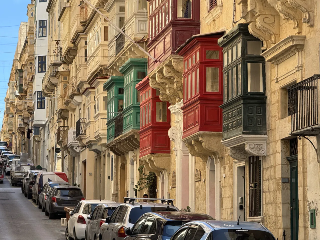 Valletta kolorowe balkony wąskie uliczki