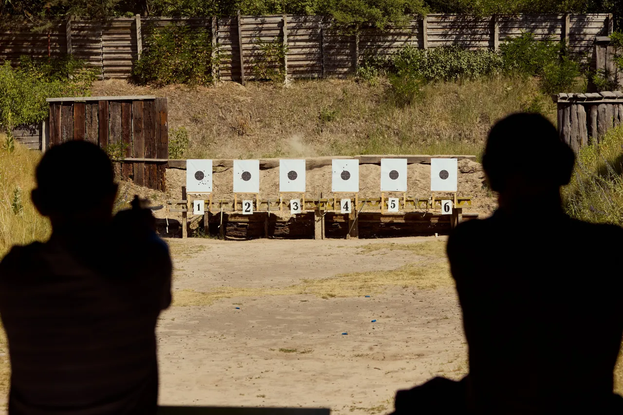 Instruktor strzelnicy pomaga początkującemu