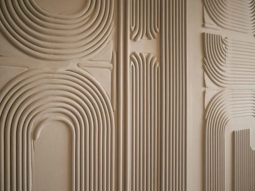 różne wzory z gipsu na ścianie inspiracje