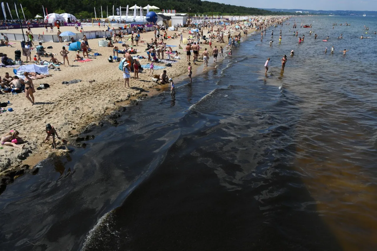 Jurata latem tłumy ludzi plaża