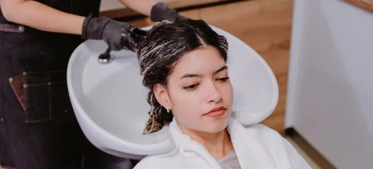 kobieta w ciąży u fryzjera, bezpieczne farbowanie włosów