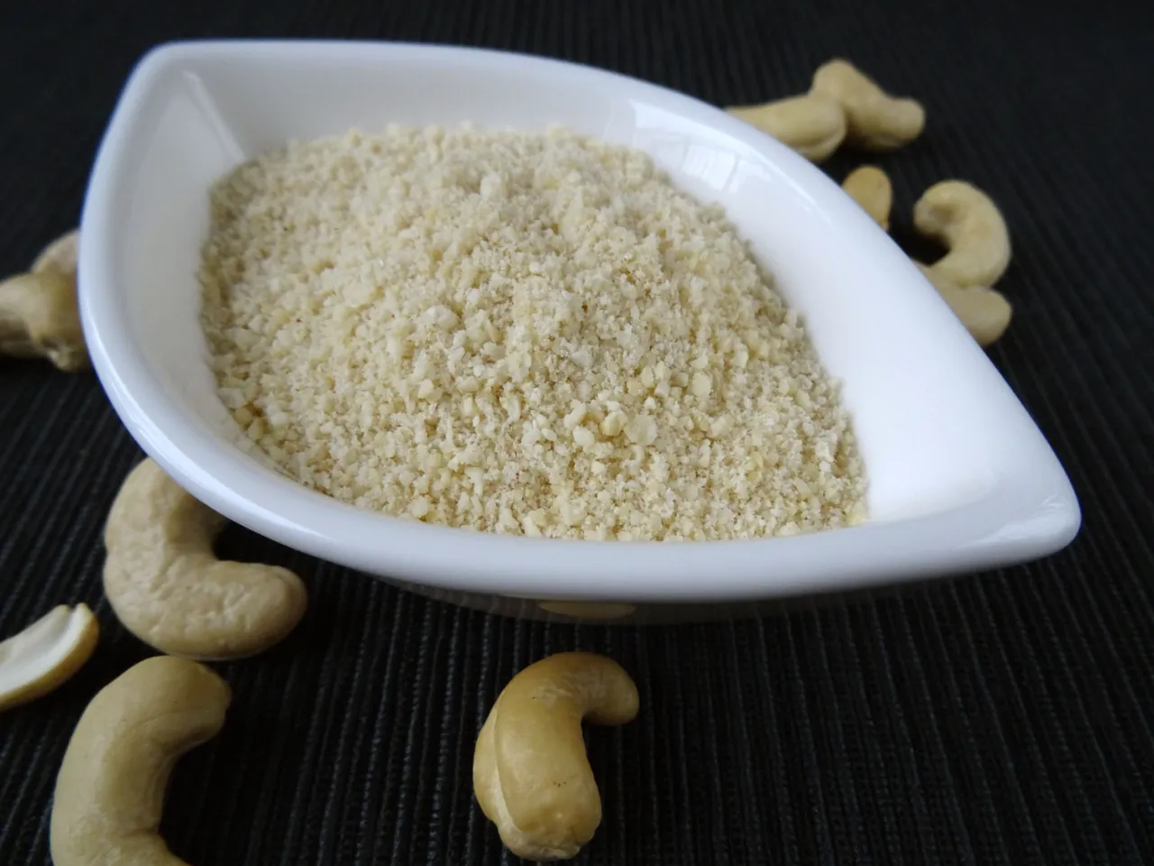 wegański parmezan z płatków drożdżowych i orzechów