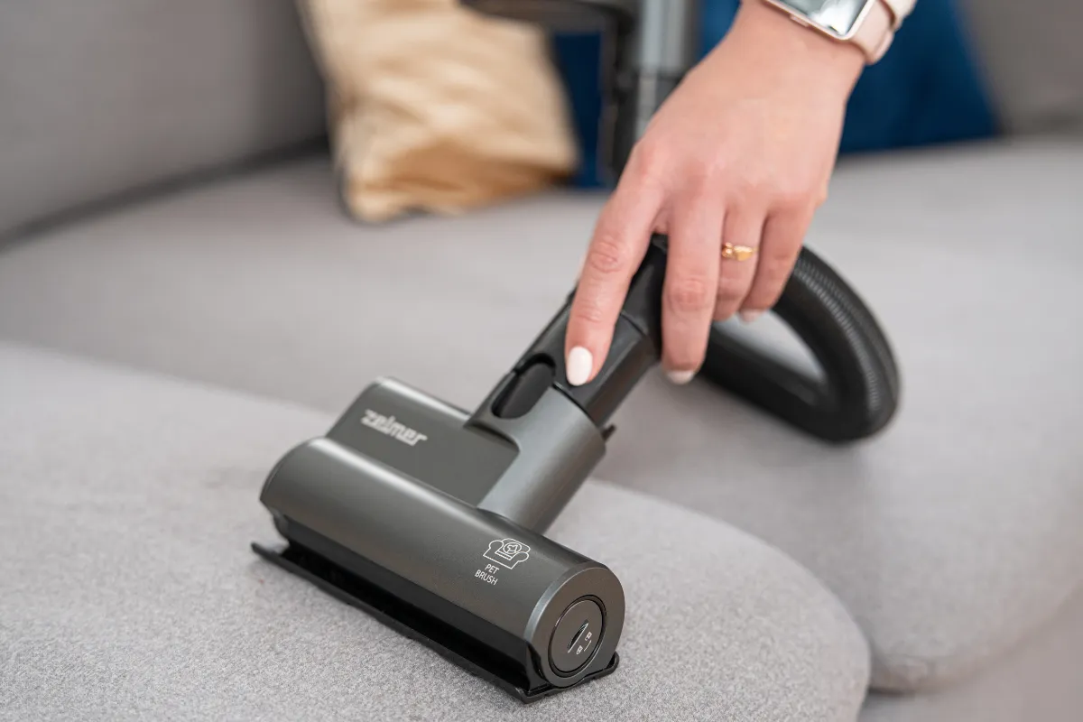 Osoba przeglądająca specyfikacje odkurzacza pionowego na tablecie