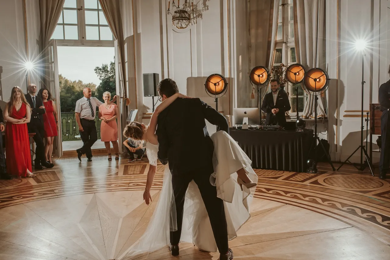 DJ na weselu, konsola DJ-a, para młoda tańczy