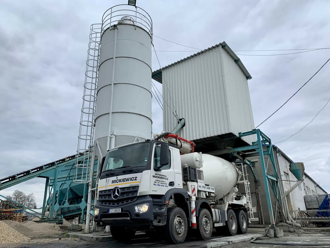 Betoniarnia Mickiewicz. Ciężarówka z gruszką betonu czeka na załadunek.