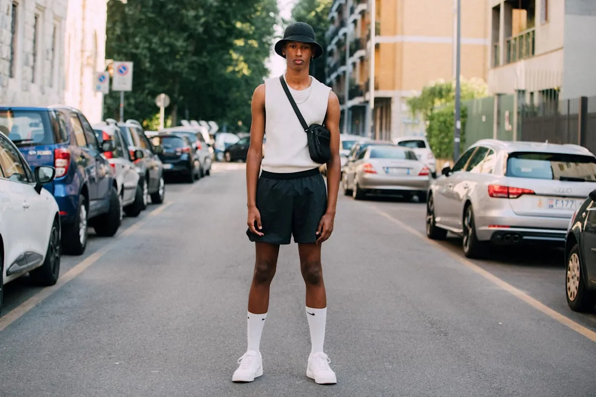 Verschiedene Styling-Optionen f&uuml;r kurze Herrenhosen mit Schuhen und Oberteilen