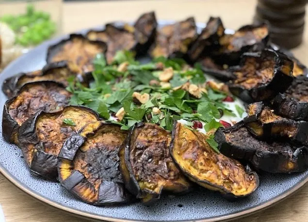 Aubergines grillées avec différents assaisonnements ou fromages