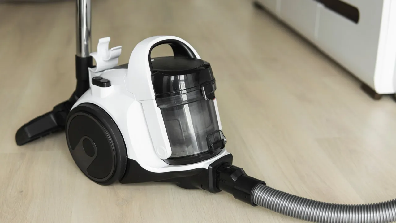 Nieprzyjemny zapach z odkurzacza bezworkowego