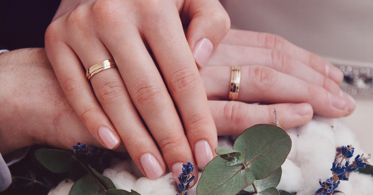 Para wybierająca obrączki w salonie jubilerskim