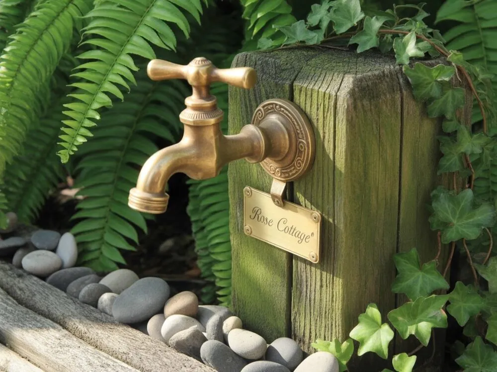 kran wolnostojący w ogrodzie nowoczesny retro